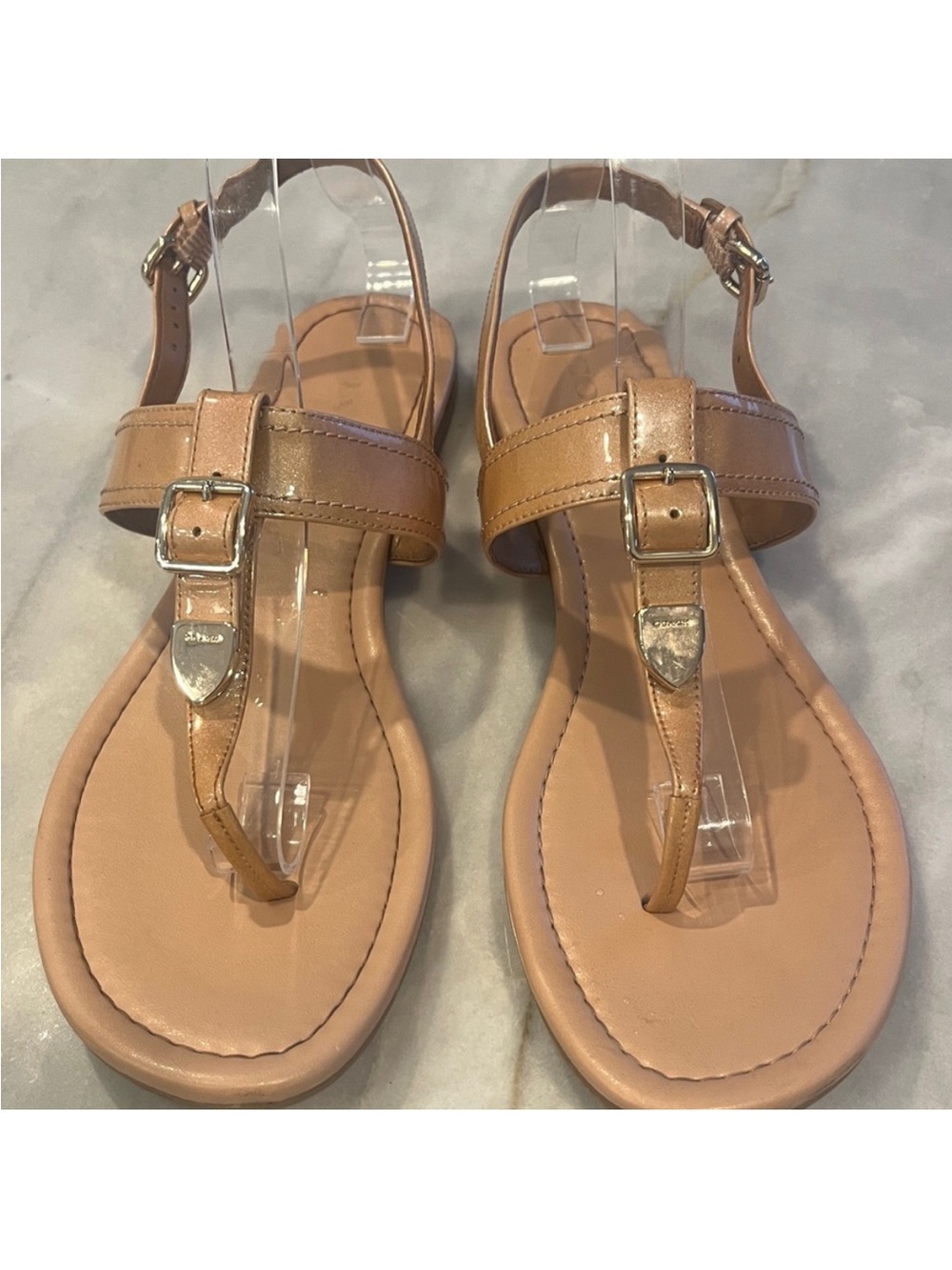 Coach Cassidy Nude Tan
Leather T-Strap Sandals Gold
Tone adjustable sandals - Picture 1 of 12